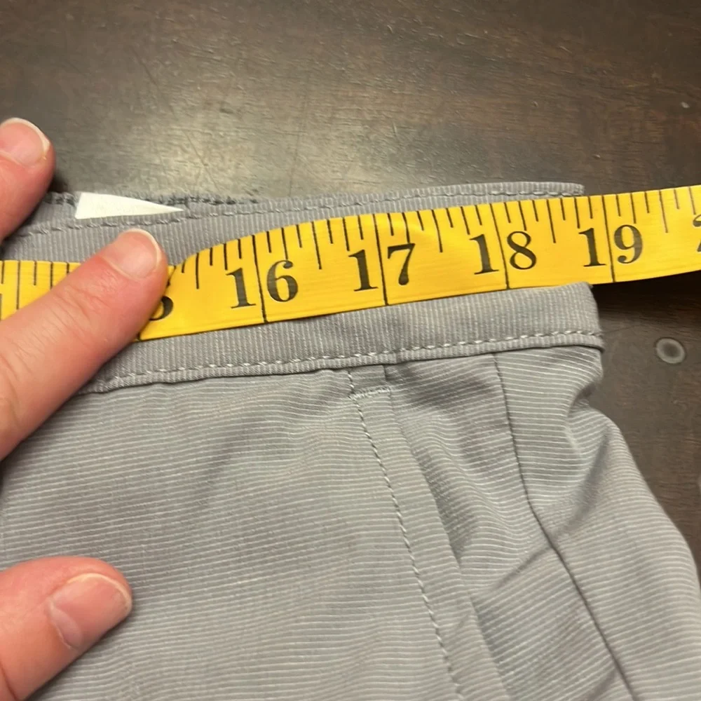 Banana republic men’s flat front shorts.  Size 36.  Excellent condition